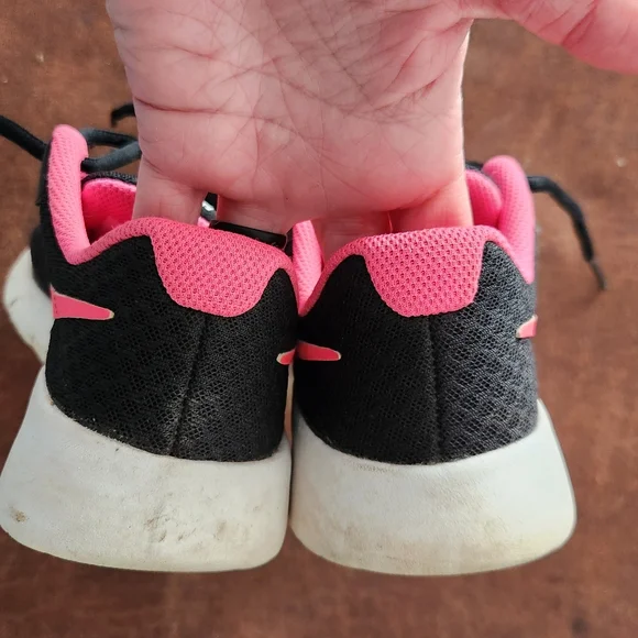 Nike Youth Size 4 Black and Pink Running Shoes - Picture 3 of 7